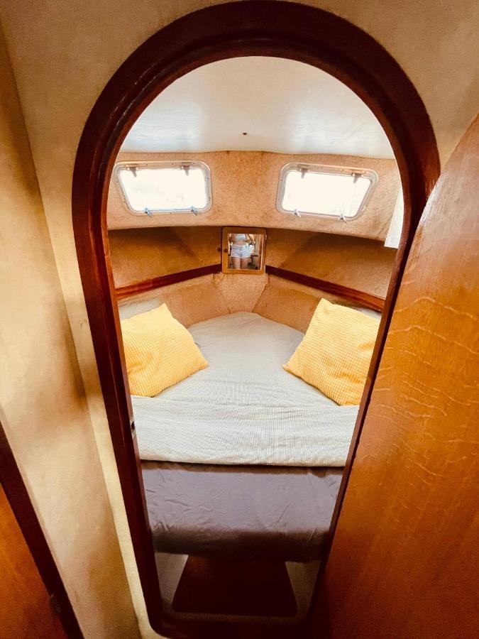 Stylish 80'S Fishing Boat Hotel Sant Adria de Besos Exterior photo