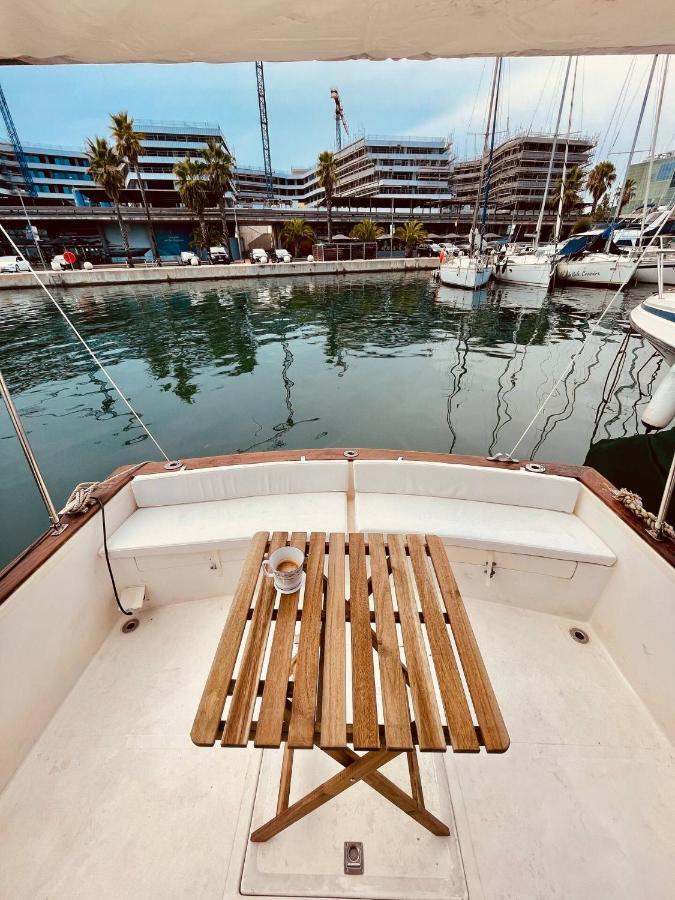 Stylish 80'S Fishing Boat Hotel Sant Adria de Besos Exterior photo